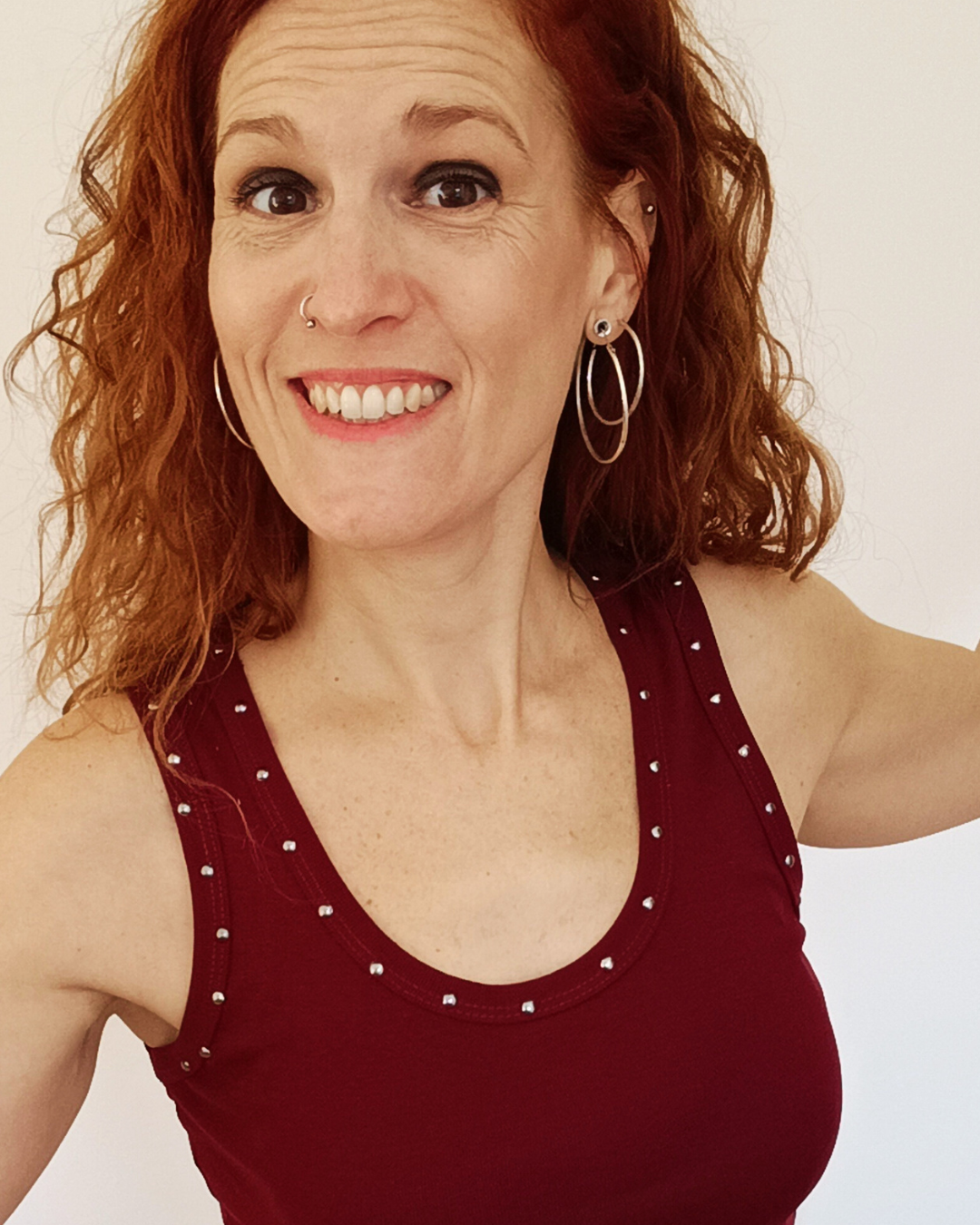 Camiseta Tachuelas Burdeos