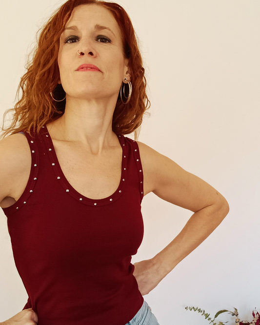 Camiseta Tachuelas Burdeos